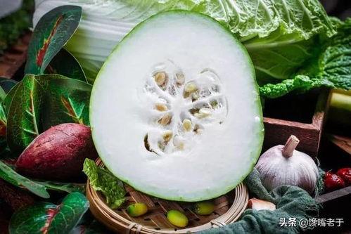 东瓜娱乐中老年吃瓜,中老年群体乐享“吃瓜”时光